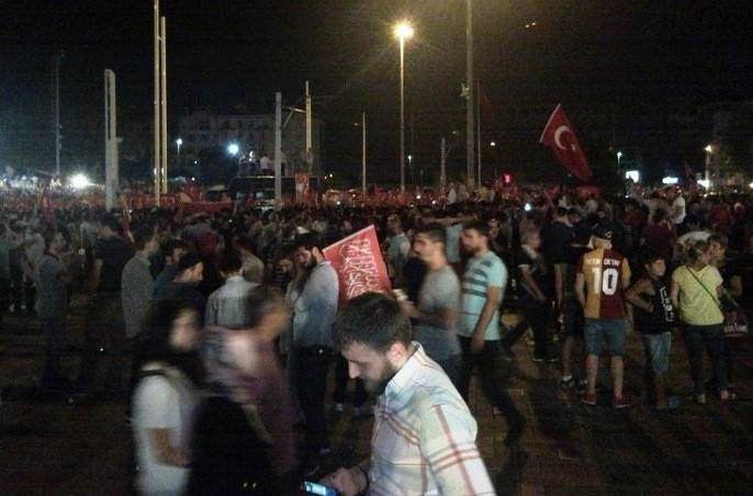 Zwolennicy rządu na Placu Taksim w nocy gdy doszło do puczu