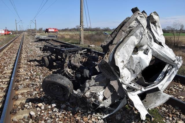 Tragedia w miejscowości Nagórnik. Pociąg uderzył w auto na przejeździe kolejowym. Jedna osoba nie żyje