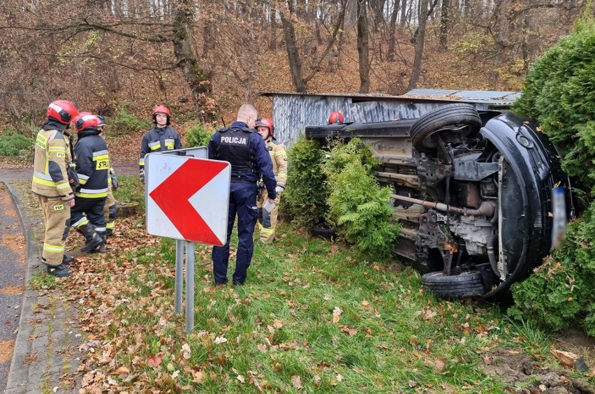 Groźnie wyglądająca kolizja w Przemyślu. Na ul. Paderewskiego kierująca oplem wypadła z drogi i uderzyła w garaż [ZDJĘCIA]