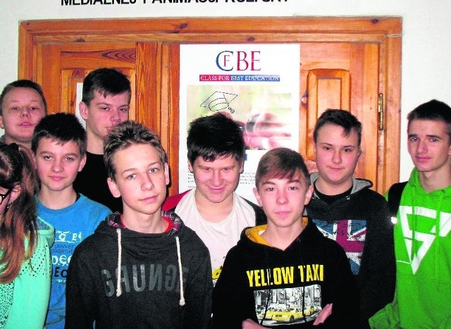 Grupa młodzieży z gimnazjum w Sobkowie, która wzięła udział w pokazowej lekcji.