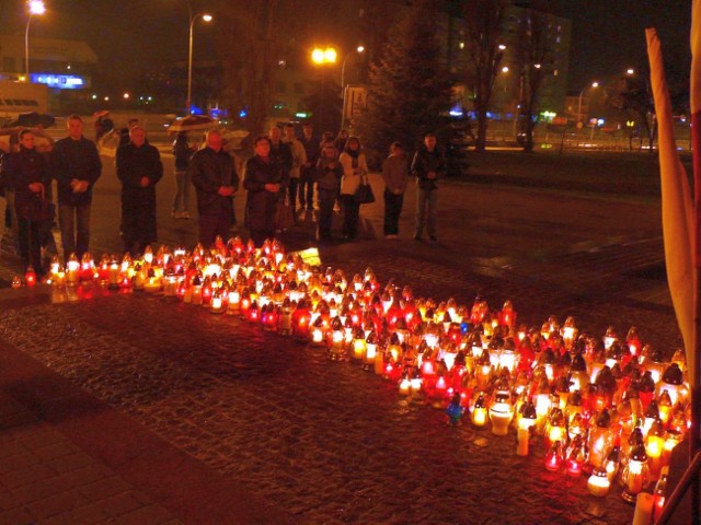 Miejscem, gdzie w trudnych chwilach gromadzą się mieszkańcy Stalowej Woli jest pomnik Jana Pawła II.