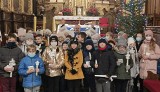 Przygotowania do Pierwszej Komunii Świętej w Skalbmierzu. Dzieci otrzymały już świece i książeczki do modlitwy [ZDJĘCIA]