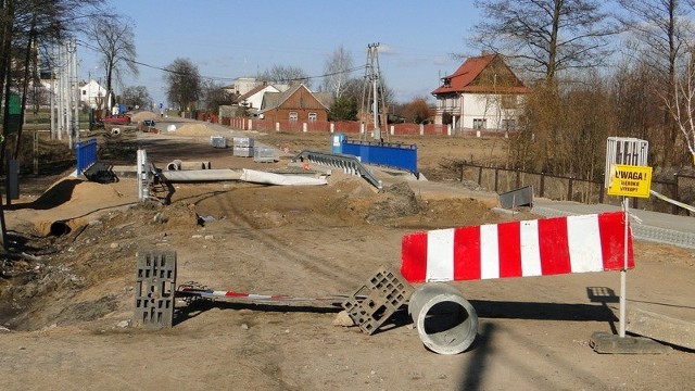 Remont drogi wojewódzkiej w Jedlni wciąż nie został zakończony i ciągle są objazdy na drodze z Radomia do Kozienic