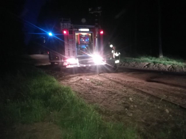 Strażacy ochotnicy z Czarnej Dąbrówki zostali wezwani do pożaru lasu w miejscowości Zawiaty. Na miejsce zdarzenia zostały zadysponowane dwa zastępy. Po przybyciu na miejsce okazało się, że pali się poszycie leśne przy drodze oraz stertami gałęzi. Pożar został szybko ugaszony. .