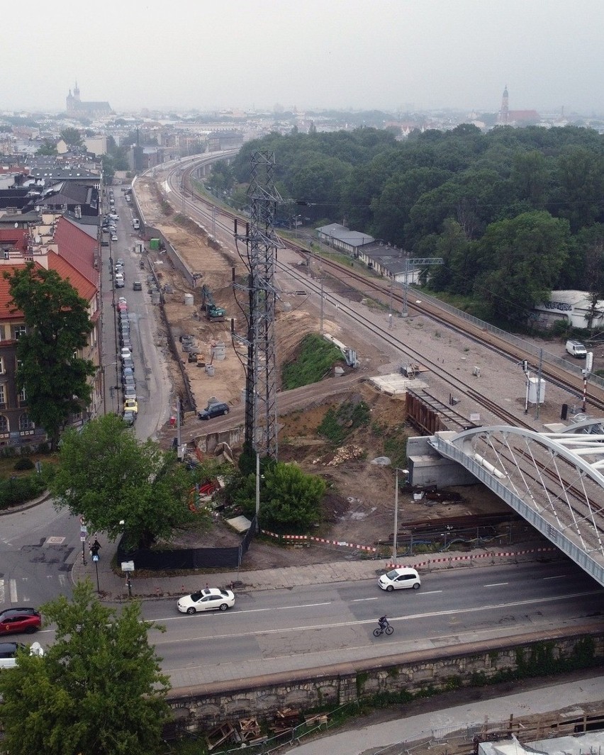 Kraków. Był słup... nie ma słupa. Trwa budowa mostów na Wiśle