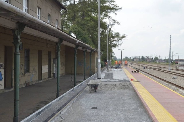 Stacja PKP w Podłężu wygląda jak plac budowy. Nie dotyczy to jednak budynku dworca.