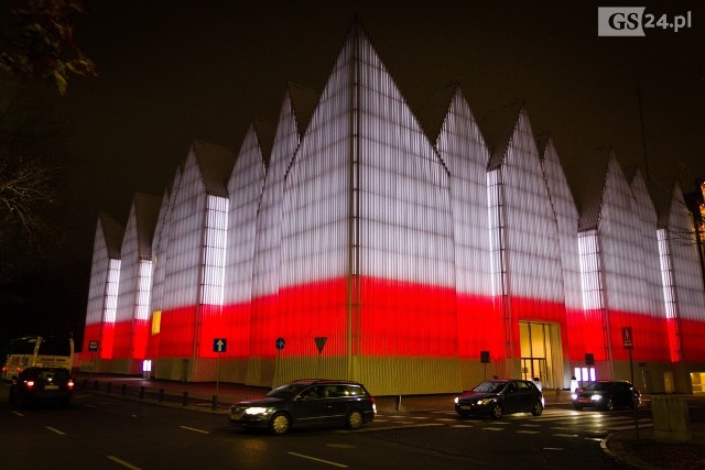 Od paru dni wieczorami budynek szczecińskiej filharmonii jest oświetlony na biało-czerwono na 100-lecie odzyskania niepodległości. Zobacz, gdzie w Szczecinie będziemy świętować 11 listopada! Najważniejsze wydarzenia [11.11.2018]