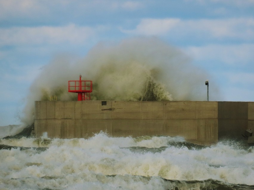 Piątkowy (23.11.2023 r.) sztorm na Bałtyku. Wiatr wieje z...