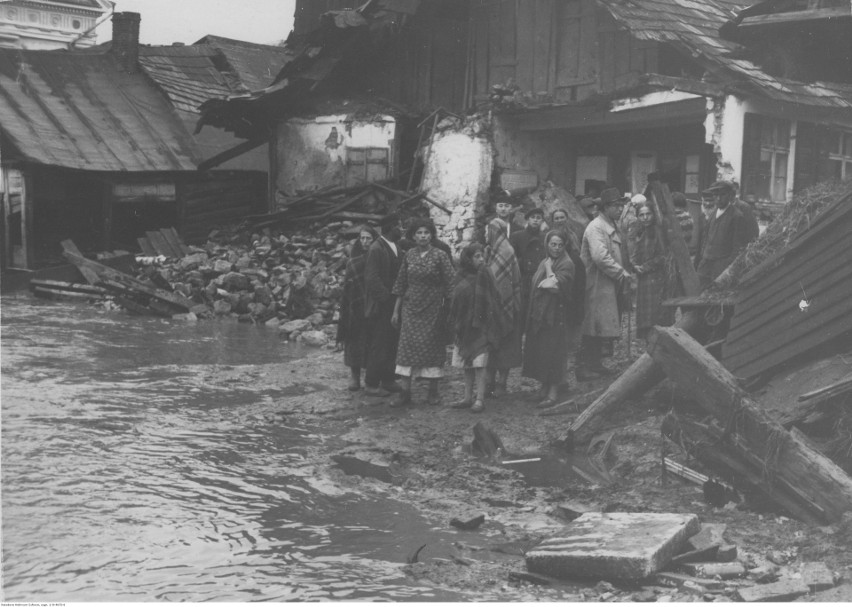 Mieszkańcy Działoszyc na tle zniszczonych przez powódź...