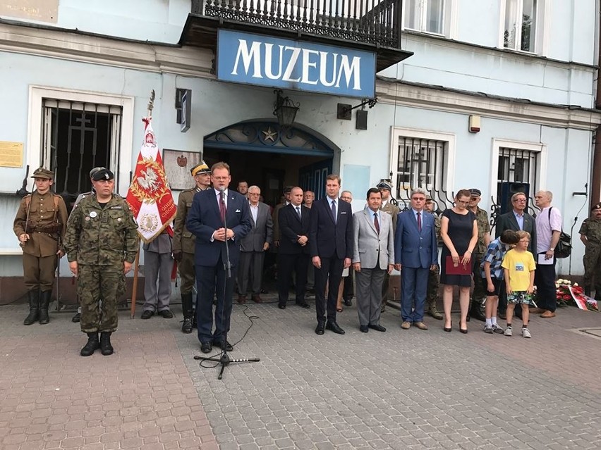 Uczestnicy Marszu Szlakiem I Kompanii Kadrowej powitani w Jędrzejowie