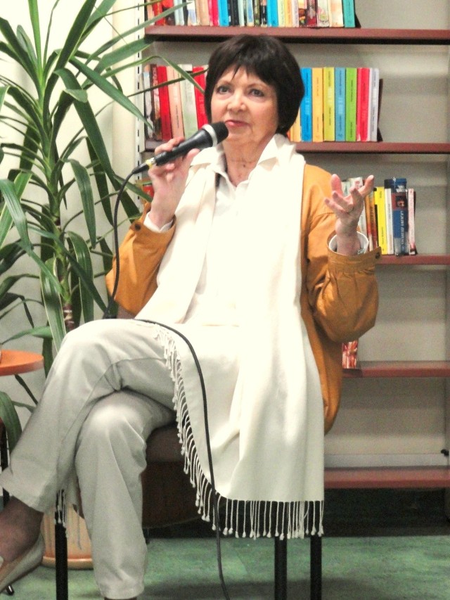 Spotkanie  z Haliną Kunicką w tucholskiej bibliotePiosenkarka bardzo barwnie opowiadała o swojej karierze i życiu osobistym.