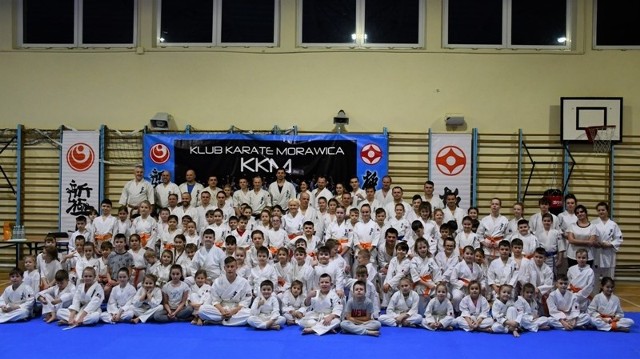 W piątkowy wieczór w Zespole Placówek Oświatowych Morawica odbył się egzamin na stopnie KYU, który przeprowadził wicemistrz świata open karate kyokushin (12-tych MŚ Tokio 2019 r.) sensei Maciej Mazur z Bielańskiego Klubu Kyokushin Karate.Bez żadnej bariery wieku w siedzibie Klubu Karate Morawica w Morawicy zgromadzili się adepci sztuki Karate, zarówno najmłodsi jak i najstarsi z Kielc, Łopuszna, Piekoszowa, Strawczyna i Morawicy.Jak jedna wielka rodzina wszyscy stanęli razem do egzaminu aby jak najlepiej zaprezentować swoje umiejętności przed komisją, której przewodniczył wspomniany już sensei Maciej Mazur oraz Andrzej Horna.Do egzaminu przystąpiło 120 osób z czego 2 osoby nie uzyskały promocji na kolejny stopień. - Serdecznie gratulujemy wszystkim zdającym, a szczególnie tym, którzy zaliczyli pozytywnie egzamin. Wyjątkowe podziękowania kierujemy również do sensei Macieja Mazura. Mimo wielu zajęć i napiętego grafiku po osiągniętym w Tokio sukcesie znalazł czas, aby odwiedzić Klub Karate Morawica - mówił Andrzej Horna, prezes i trener w tym klubie. - Dziękujemy również dyrektorowi Zespołu Placówek Oświatowych Morawica Jackowi Kuzi za udostępnienie sali w celu przeprowadzenia egzaminu - dodał Andrzej Horna.(dor)