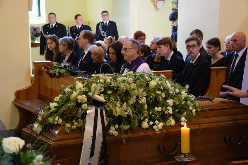 Pogrzeb Piotra Sollocha, byłego burmistrza Krapkowic. Żegnały go tłumy mieszkańców 
