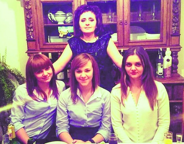 Pani Marzena z córkami, od lewej: Paula - studentka na Uniwersytecie Medycznym w Lublinie, Wiktoria - uczennica ostrowieckiego liceum oraz Magda - magister farmacji.