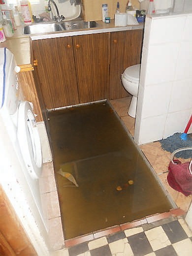 Woda w łazience
Do łazienki Siwików nie sposób było wejść.