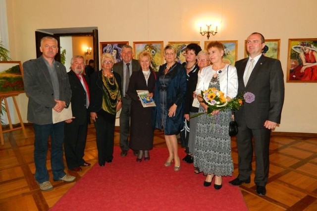 W uroczystości otwarcia wystawy wzięli udział burmistrz Krapkowic wraz z delegacją, radni oraz mieszkańcy Krapkowic.