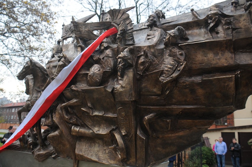 Pomnik króla Sobieskiego stanął w centrum Krakowa [ZDJĘCIA]