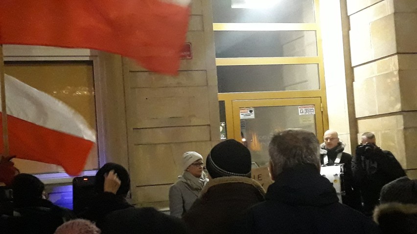 "Umeblowanie sądów = rozwód z Europą". Protest KOD-u w Szczecinie                