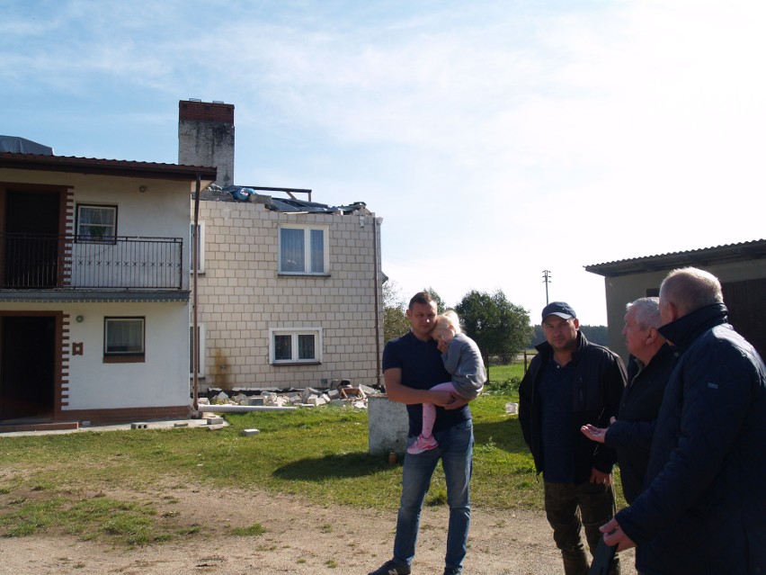 Nawałnica w powiecie ostrołęckim. 4.10.2020 najbardziej ucierpiała gmina Łyse. Uszkodzonych jest 175 budynków. Zdjęcia