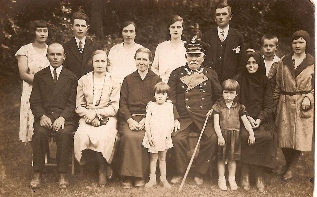 Podporucznik Antoni Dobrowolski w gronie rodziny (lata 30. XX wieku).