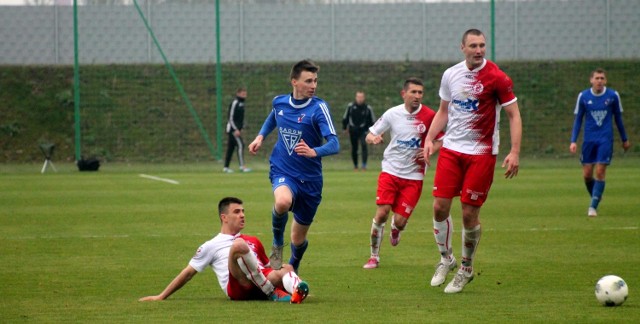 Osamotniony w polu karnym gospodarzy był Adrian Dziubiński  (drugi z lewej).