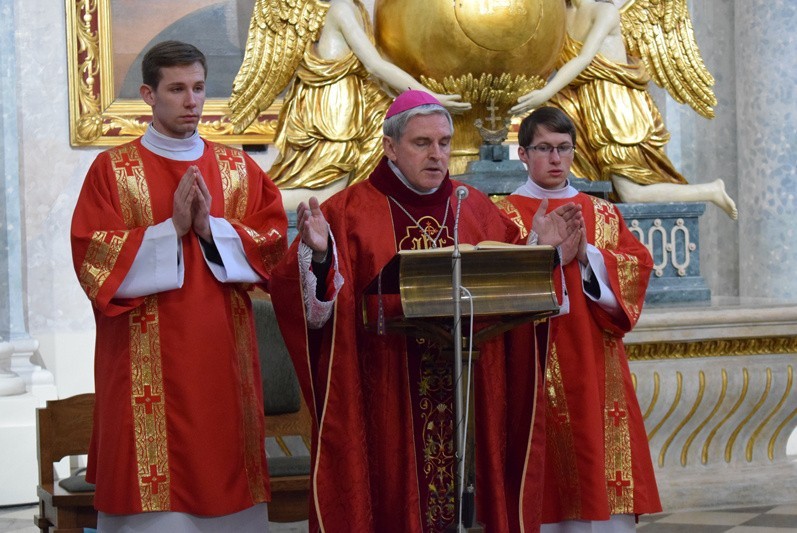 Wyjątkowa Liturgia Wielkiego Piątku w Sanktuarium na Świętym Krzyżu z biskupem sandomierskim Krzysztofem Nitkiewiczem