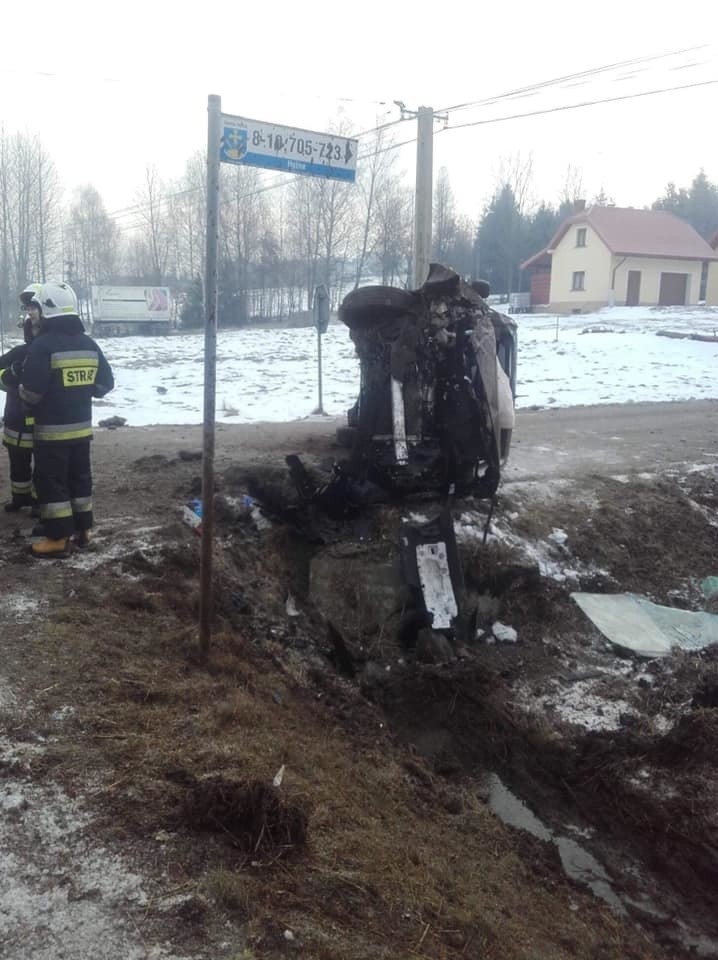 Do wypadku busa marki peugeot doszło w niedzielę przed godz....