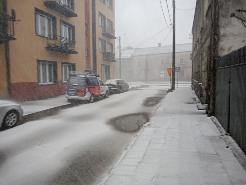 Śnieżyca w Skarżysku-Kamiennej. Wiał silny wiatr, były utrudnienia na drogach. Uważajcie na siebie! Zobacz wideo i zdjęcia
