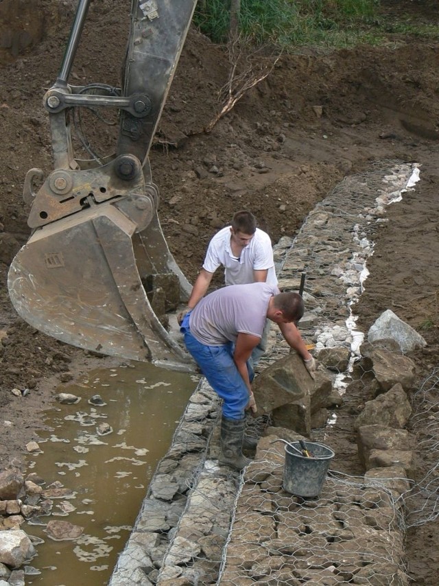 Trwa poprawianie zeszłorocznych prac przy moście na Kamiennej w Bliżynie. Górale umacniają przyczółki.