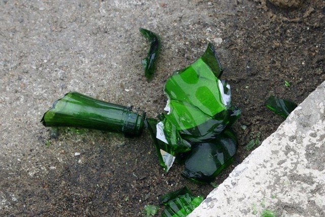 Pijani bandyci nie oszczędzili ekspedientki ze sklepu na Antoniuku. Zaatakowali ją butelką.