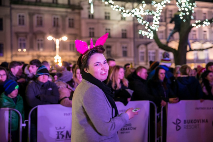 Sylwester 2017 Kraków. Gwiazdy roztańczyły Rynek Główny. Na scenie Kasia Moś, Natalia Nykiel i Bovska [ZDJĘCIA]