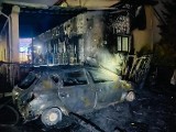 Fasty. Nocny pożar domu i garażu. Jedna osoba trafiła do szpitala (zdjęcia)