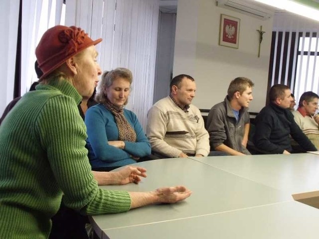 -  My żyjemy tylko z rolnictwa, wy macie inne źródła dochodów, pensje &#8211; mówiła w imieniu rolników Krystyna Bawoł-Sosnowska, pierwsza od lewej.