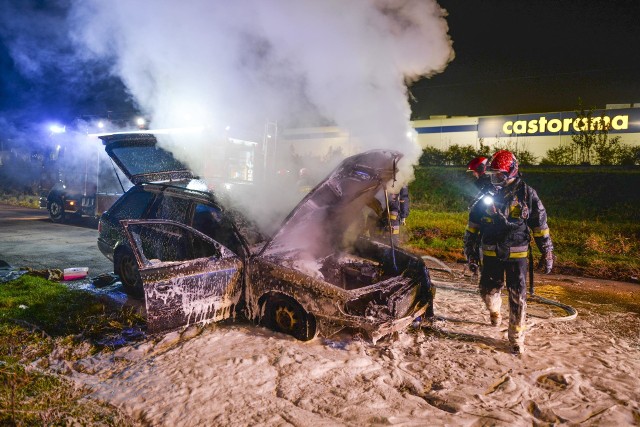 Do zdarzenia doszło we wtorek o godz. 19.30 na ul. Przekopanej w Przemyślu. Podczas jazdy zapaliła się komora silnika osobowego audi. Do pożaru zadysponowano dwa zastępy strażaków z PSP Przemyśl. Samochód posiadał instalację LPG. Podróżującym nim osobom nic się nie stało.Zobacz też: Zderzenie dwóch samochodów volvo na ul. Okrzei w Przemyślu [ZDJĘCIA]