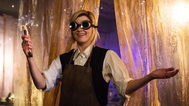 Jodie Whittaker jako Trzynasta Doktor i jej śrubokręt soniczny. Zobacz kolejne zdjęcia. Przesuń zdjęcie w prawo - wciśnij strzałkę lub przycisk NASTĘPNE