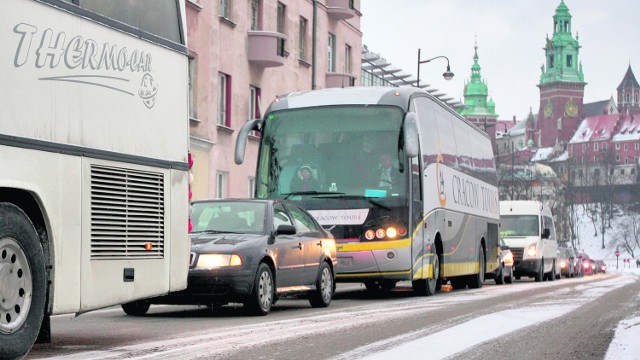 Nawet kilka aut całkowicie blokuje wyjazd z ulicy Powiśle na Zwierzyniecką. Kierowcy są wściekli