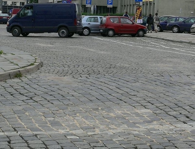 Drogowcy naprawili olbrzymią wyrwę na placu przed dworcem kolejowym w ekspresowym tempie.