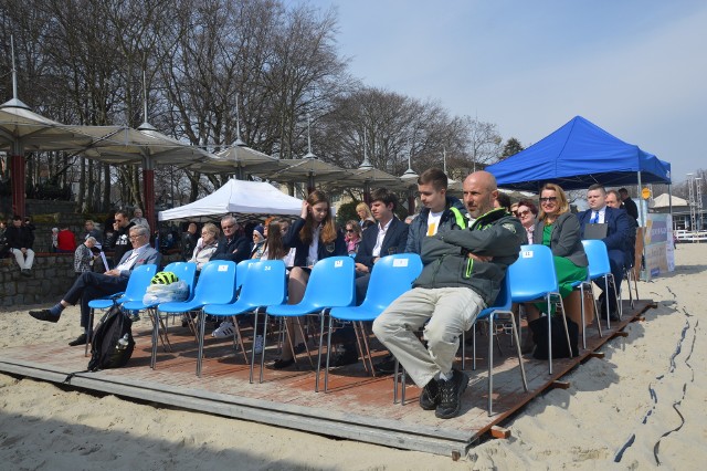 Uczestnicy "Słowa na plaży" z zaciekawieniem i uwagą słuchali Pisma Świętego.