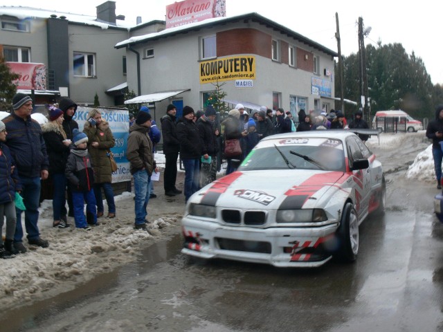 W Sandomierzu trwa "Moto Orkiestra” z Subaru WRC i MarcoŻukiem na ulicy Rokitek.