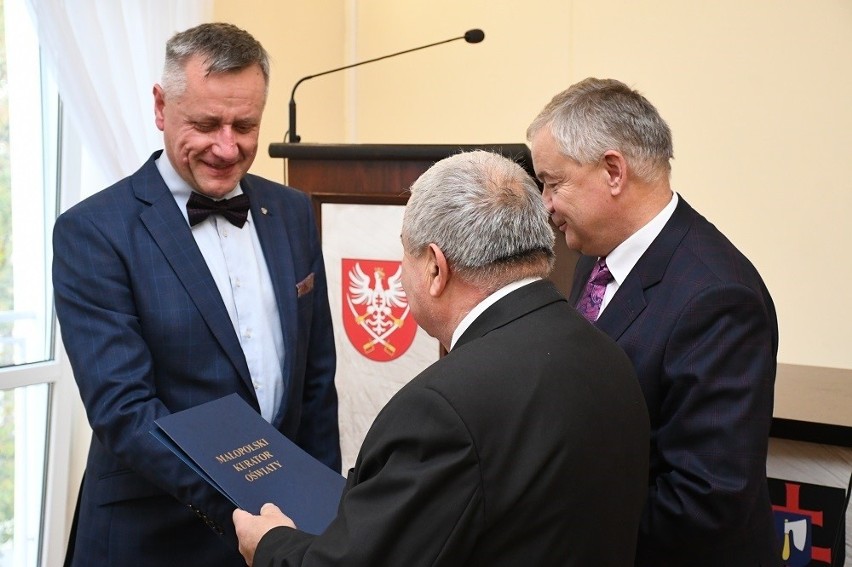 Nagrodę Małopolskiego Kuratora Oświaty odbiera Marek Pycia