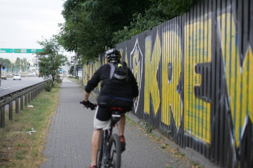Kibice Ruchu Chorzów przemalowali graffiti GKS-u Katowice [WIDEO, ZDJĘCIA PO REKONSTRUKCJI]