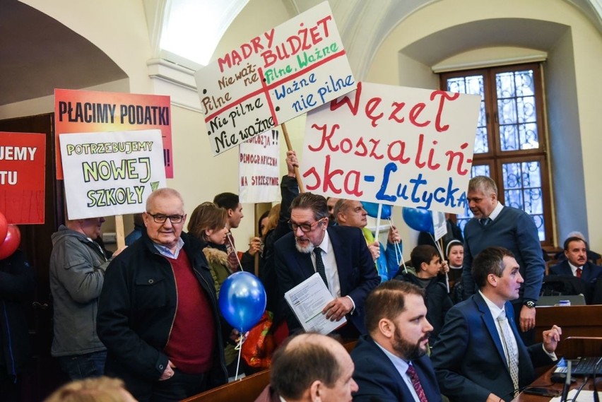 Protest mieszkańców Strzeszyna podczas czwartkowej sesji...