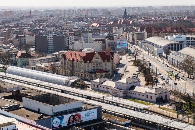 Towarowa 39 w Poznaniu ma być najwyższym budynkiem mieszkalnym w stolicy Wielkopolski. Ataner buduje 22-kondygnacyjny wieżowiec w centrum miasta. Wdrapaliśmy się na sam szczyt 73-metrowego kolosa, byście mogli zobaczyć, jak z tego miejsca wygląda Poznań. Widok jest imponujący.Przejdź do kolejnego zdjęcia --->