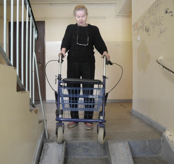 - Nawet chodzikiem nie da się tu zjechać , nie mówiąc już o wózku inwalidzkim  - narzeka Irena Cicior.