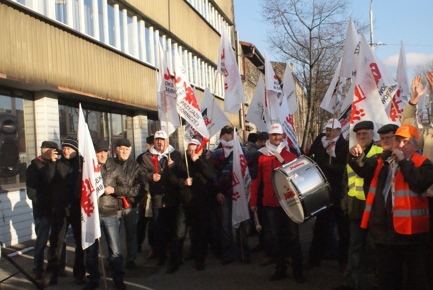 Pikieta przed Hutą Bankową w Dąbrowie Górniczej