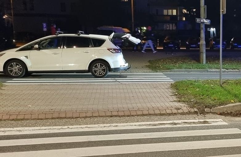 Potrącenie pieszego na alei Jana Pawła II w Ostrołęce. 72-latek potrącony na przejściu dla pieszych. 9.11.2022. Zdjęcia