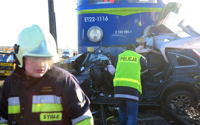 Tragiczny wypadek w Pieckach k. Inowrocławia: Pociąg uderzył w samochód. 2 osoby nie żyją [ZDJĘCIA] 