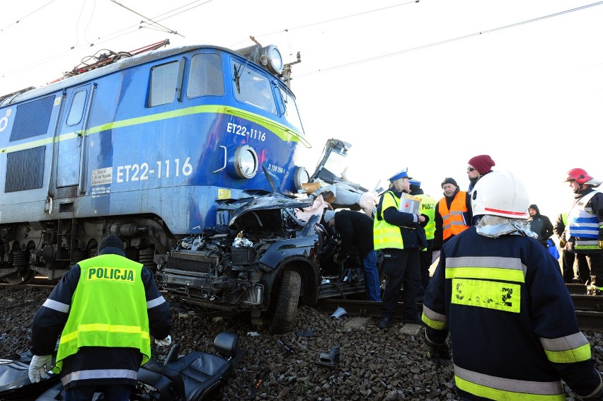 Tragiczny wypadek w Pieckach k. Inowrocławia: Pociąg uderzył w samochód. 2 osoby nie żyją [ZDJĘCIA] 