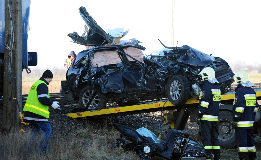 Tragiczny wypadek w Pieckach k. Inowrocławia: Pociąg uderzył w samochód. 2 osoby nie żyją [ZDJĘCIA] 