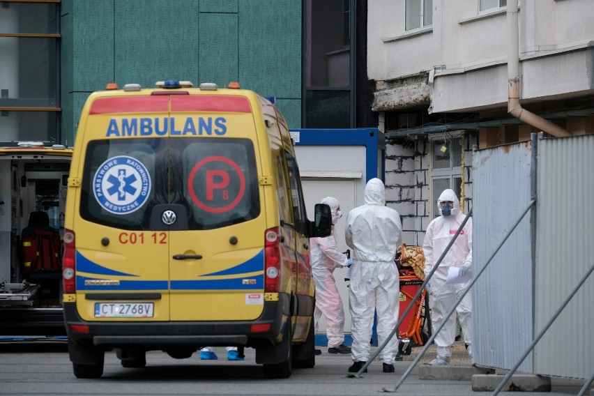 Pacjenci z COVID-19 opuszczają szpital na Bielanach...